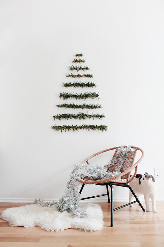 annalaurakummer-weihnachten-inspiration-pinterest-these-holiday-decor-ideas-are-perfect-for-small-spaces-small-space-decor-hanging-christmas-tree-on-white-wall-582f89e5eeb90a08340c6397-w620_h800-jpg