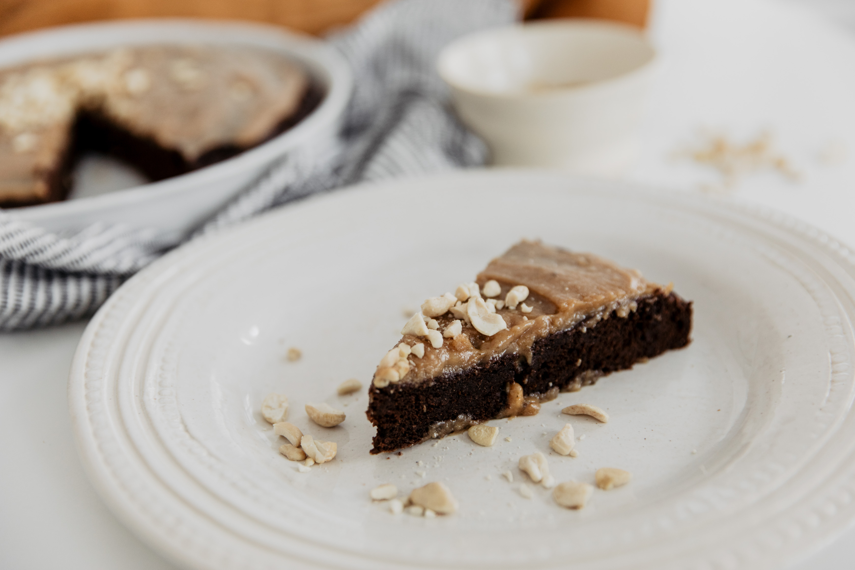 Bananen-Brownie mit Salted Peanutbutter Topping